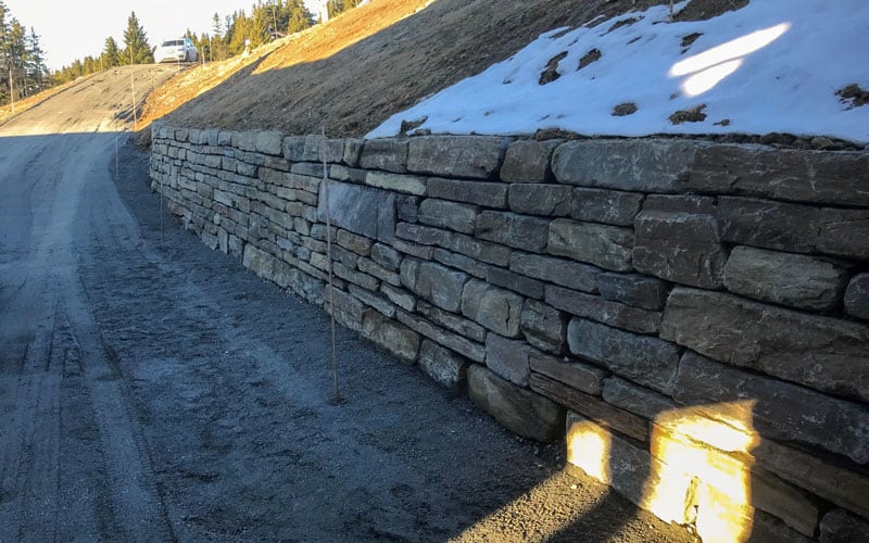 Mur av naturstein i Valdres